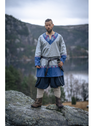 Trollfelsen Leonardo Carbone Mittelalter Wikinger Gewandung Langarm Stickerei Unisex Tunika Freydis Grau01